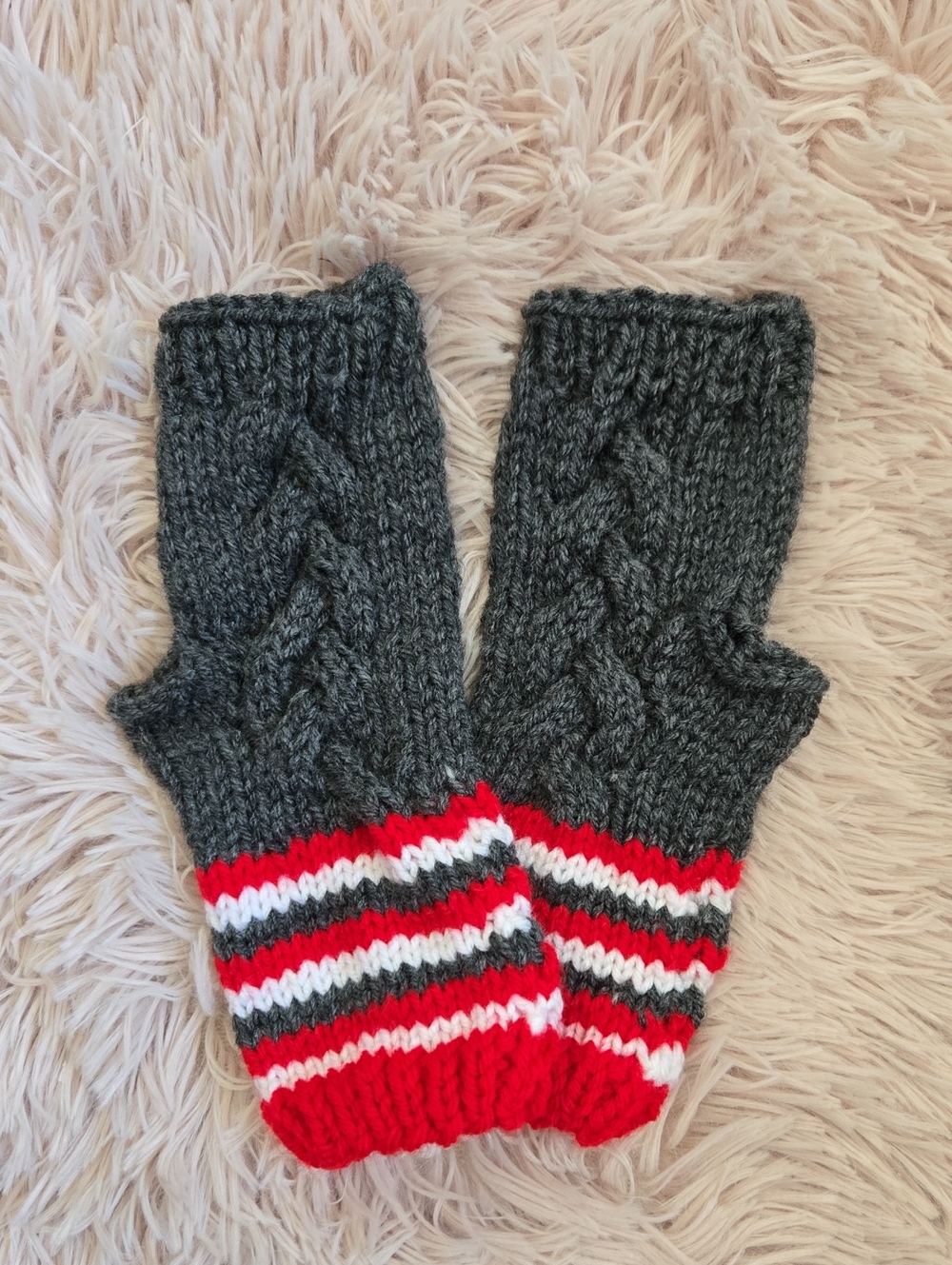 *** New Handknit Canadiana Red White and Gray Cable Fingerless Gloves